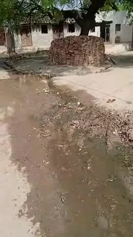 पैलानी,.गांव अलोना मे प्रधान द्वारा RCCरोड बनवाया गया मगर पानी के निकास के लिए नाली नही है पुरानीनाली मिट्टीमे दबीहुई है