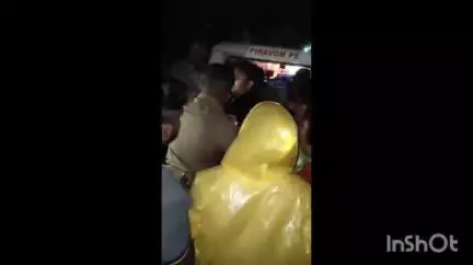 മൂവാറ്റുപുഴ: മദ്യപിച്ച് കാറോടിക്കുകയും പോലീസിന് നേരെ കൈയേറ്റത്തിന് മുതിരുകയും ചെയ്ത 2 പേർ ഓണക്കൂറിന് സമീപം പിടിയിൽ