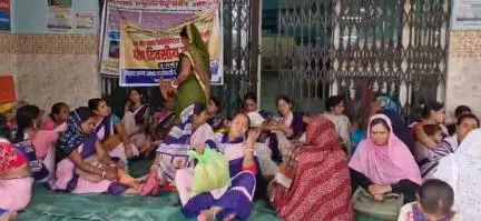 anganbadi asha k sadhsya k mahila sab baithi hadtal pe..dhaka