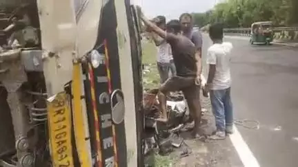 NH 27 र फारबिसगंज रामपुर पुल पर आयशर ट्रैक्टर BR 11 GA 8122  टायर फटने से अनियंत्रित होकर पलट गया ।