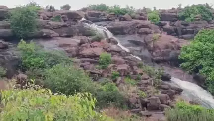 ಗುಳೇದಗುಡ್ಡ: ಬೇಸಿಗೆಯಲ್ಲಿ ಜೀವಕಳೆ ಪಡೆದುಕೊಂಡ‌ ಹುಲಿಗೆಮ್ಮನ ಹಂಡೆಕೊಳ್ಳದ‌ ಕಿರು ಜಲಪಾತ