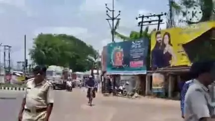 বিষ্ণুপুর: বিষ্ণুপুরে এই গরমের হাত থেকে ট্রাফিক পুলিশদের কিছুটা স্বস্তি পেতে তাদের হাতে ছাতা টুপি সহ অন্যান্য ফিট তুলে দিলেন ASP
