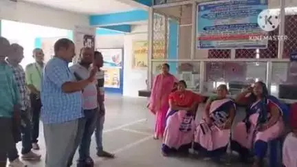 अलौली: आशा कार्यकर्ताओं का अलौली सामुदायिक स्वास्थ्य केंद्र में हड़ताल प्रदर्शन