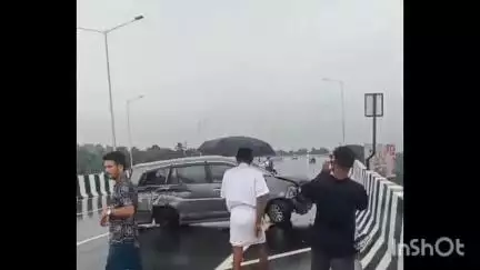 തിരൂര്‍: മമ്മാലിപ്പടിയിൽ പുതിയ ഹൈവേയിൽ നിയന്ത്രണം വിട്ട കാർ ഡിവൈഡറിൽ ഇടിച്ച് അപകടം