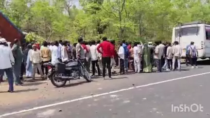 पीपलखूंट: NH-56 पर पूनहल्ला घाटी में गेहूं से भरा ट्रोला पलटा, चालक हुआ घायल