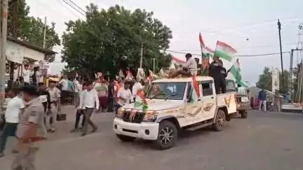 કાલાવાડ: કાલાવડના નિકાવા ગામે વેપારીઓએ ધંધારોજગાર સ્વેચ્છાએ એક કલાક બંધ રાખી ભવ્ય તિરંગા યાત્રા યોજી