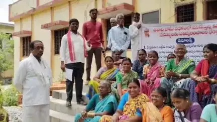 వలిగొండ: ఉపాధి హామీ కూలీల సమస్యలను పరిష్కరించాలని వలిగొండ ఏపీవో కార్యాలయం ముందు వ్యవసాయ కార్మిక సంఘం ఆధ్వర్యంలో ధర్నా