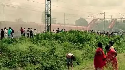 ইসলামপুর: ইসলামপুর সংলগ্ন গাইসাল রেলওয়ে স্টেশনে একটি ডি এম ইউ ট্রেনে আগুন