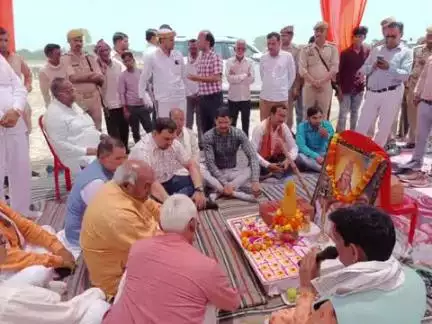 भीटी: भीटी के नहरपुर में डीएम और सीडीओ की मौजूदगी में एमएलसी और विधायक ने मुख्यमंत्री मॉडल कंपोजिट विद्यालय की रखी आधारशिला