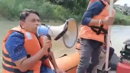 ঘাটাল: ঘাটালে বর্ষার আগে শিলাবতী নদীতে স্পিডবোর্ড নামিয়ে মহড়ার মাধ্যমে হ্যান্ড মাইক নিয়ে নদী পাড়ের বাসিন্দাদের