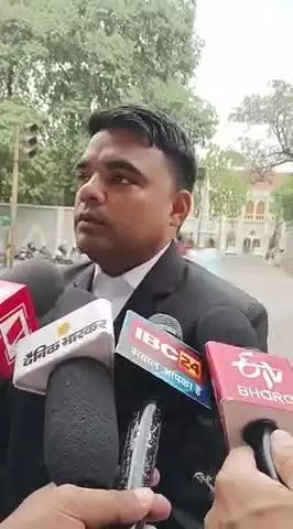 ग्वालियर हाईकोर्ट में बन रही बाबा साहब की मूर्ति के निर्माण में उपजे विवाद को सुलझाने के लिए बैठक थी