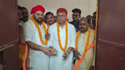 गुठनी: गुठनी प्रखंड मुख्यालय में भाजपा जिलाध्यक्ष ने फीता काटकर बीस सूत्री कार्यालय का उद्घाटन किया