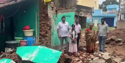 ಕನಕಪುರ: ನೀಲಶೆಟ್ಟರ ಗಲ್ಲಿಯಲ್ಲಿ ಮಳೆಗೆ ಮನೆ ಗೋಡೆ ಕುಸಿತ ಪ್ರಾಣಾಪಾಯದಿಂದ ನಾಲ್ವರು ಪಾರು