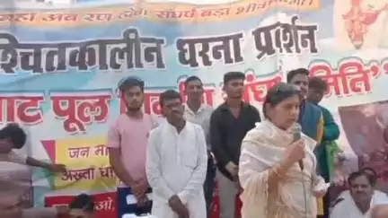 सुप्पी: अख्ता घाट पर पुल निर्माण की मांग को लेकर सांसद लवली आनंद अनिश्चितकालीन धरने पर बैठीं