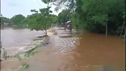 লক্ষীপুৰ: মেঘালয়ৰ পৰা নামি অহা পানীয়ে বুৰাই পেলালে জলেশ্বৰৰ ফুলগাছা-শিমলাবাৰী সংযোগী পথ