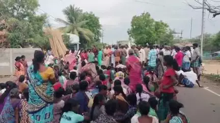 தொட்டியம்: குடிநீர் தட்டுப்பாட்டை போக்கிட வலியுறுத்தி பொதுமக்கள் காலி குடங்களுடன் காட்டுப்புத்தூர் செல்லும் சாலையில் மறியல்