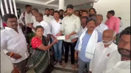 హుజూరాబాద్: పట్టణంలోని MLA క్యాంపు కార్యాలయంలో 15.69 లక్షల విలువగల CMRF చెక్కులను లబ్ధిదారులకు పంపిణీ చేసిన MLA కౌశిక్ రెడ్డి