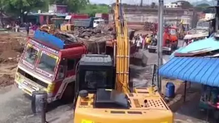 அணைக்கட்டு: வெட்டுவானம் தேசிய நெடுஞ்சாலைகள் பழுதாகி நின்ற லாரியால் ஏற்பட்ட போக்குவரத்து நெரிசல் 12 மணி நேரத்திற்கு பிறகு சீர் செய்யப்பட்டது