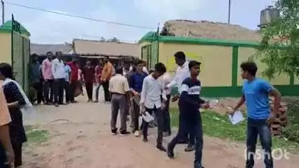 कुंडहित: प्रखंड के तीनों परीक्षा केंद्रों पर 11वीं की अंग्रेजी एवं हिंदी कोर विषय की परीक्षा संपन्न हुई