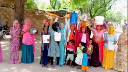 लवाण: लवाण के बाड्या की ढाणी में पेयजल की समस्या को लेकर फूटा महिलाओं का आक्रोश, नारेबाजी कर किया प्रदर्शन #jansamasya