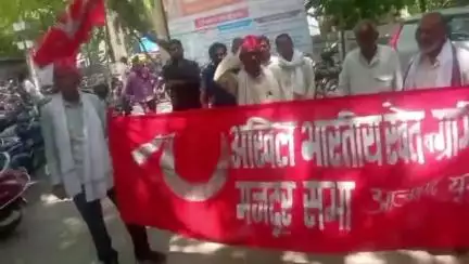 मेहनगर: मेहनगर में भाकपा माले कार्यकर्ताओं ने विभिन्न मांगों को लेकर किया विरोध प्रदर्शन, 13 सूत्री मांगों का SDM को दिया ज्ञापन