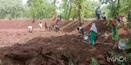 गोहपारु: बरमनिया गांव में जल गंगा संवर्धन अभियान के तहत नवीन तालाब का निर्माण जारी, अधिकारी रहे मौजूद