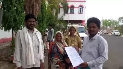 ठीकरी: ग्राम घटवां के ग्रामीणों ने सड़क न बनने पर जनसुनवाई में की शिकायत
