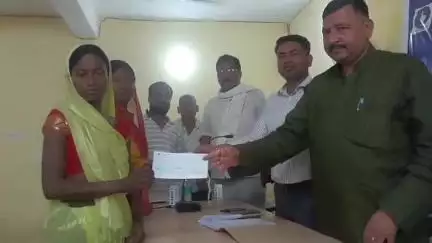 गुरुआ: प्रखंड कार्यालय में आपदा में मृतकों के आश्रितों को विधायक ने सौंपी चार-चार लाख की सहायता राशि