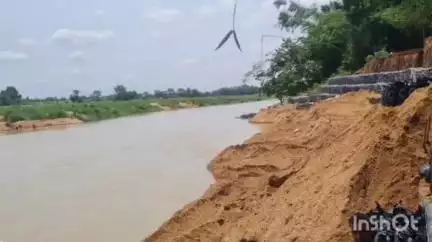 হীরবাঁধ: দুবরাজপুর অঞ্চলের খামারডাঙ্গা বুথের সাইড়ী ও আঁকড় গ্রাম লাগোয়া শিলাবতী নদীর পাড় বাঁধানোর কাজ পরিদর্শন করলেন বিধায়ক