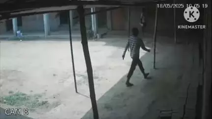 चंडी: तीनि लोदीपुर में निजी स्कूल में चोरी करने आए एक चोर को ग्रामीणों ने पकड़कर पुलिस को सौंपा