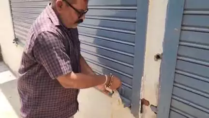 ડીસા: નગરપાલિકા દ્વારા લાલ ચાલી વિસ્તાર સહિત વિરેન પાર્ક સોસાયટીમાં ગેરકાયદેસર શોપિંગ સીલ કરાયાં