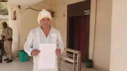 गरौठा: फील्ड ऑफिसर की मनमानी और अभद्रता से बात करने पर गुढ़ा निवासी खाताधारक ने उप जिलाधिकारी से की शिकायत, की कार्रवाई की मांग