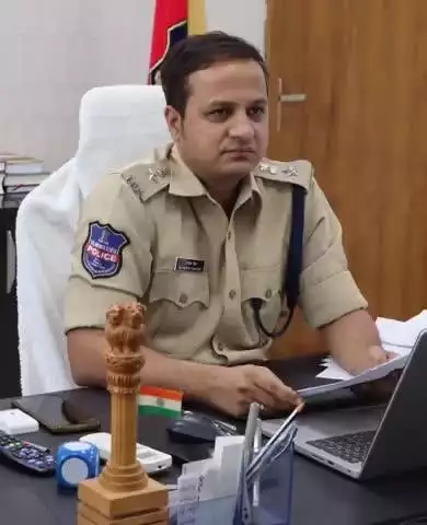 ఎల్లారెడ్డి: మహిళను హత్య చేసిన వ్యక్తికి జీవిత ఖైదు విధించినట్లు తెలిపిన జిల్లా ఎస్పీ రాజేష్ చంద్ర