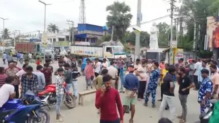 ইটাহার: বেহাল রাস্তা সংস্কারের দাবিতে উত্তরপাড়া এলাকায় রাজ্য সড়ক অবরোধ করে বিক্ষোভ বাসিন্দাদের #jansamasya