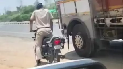 चौमूं: चौमू सामोद पुलिया के पास परिवहन विभाग के सुरक्षा गार्ड का पैसे वसूली करते हुए वीडियो वायरल, DTO ने तुरंत हटाया