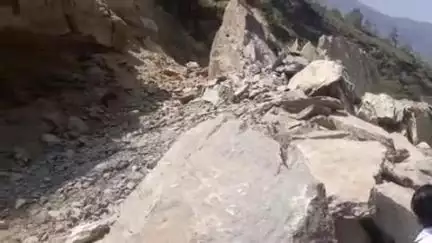धारचूला: आदि कैलाश यात्रा मार्ग पर ऐलागाड़ के पास पहाड़ी से हुआ भारी भूस्खलन, जिसके कारण यात्रा मार्ग पूरी तरह से बंद