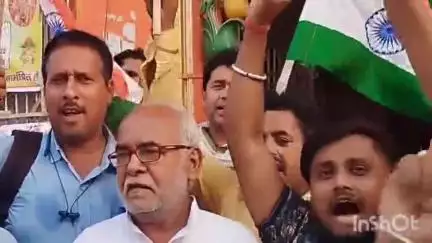 रिविलगंज: रिविलगंज में तिरंगा यात्रा का आयोजन, लोगों ने भारतीय सेना को किया सलाम