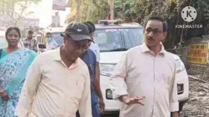 বিষ্ণুপুর ২: আমতলা চৌরাস্তা মোড় এলাকায় যানজট নিয়ন্ত্রণের জন্য রাস্তা পরিমাপ করার জন্য এলাকায় পৌঁছান বিধায়ক ও সরকারি আধিকারিকরা