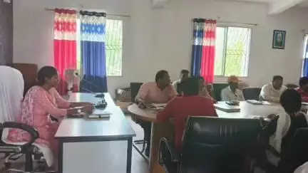 भंडरा: भंडरा प्रखंड मुख्यालय में विकास योजनाओं की समीक्षा बैठक, बीडीओ ने शीघ्र निष्पादन पर ज़ोर दिया