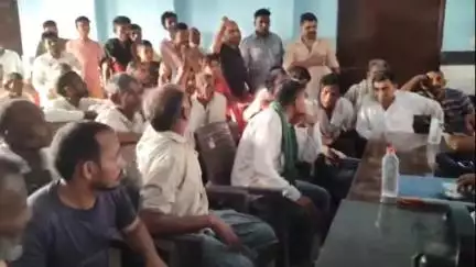 कांठ: छजलैट थाना क्षेत्र के ग्राम चंगेरी में ग्रामीणों को तेंदुए से बचाव एवं यातायात से संबंधित दिशा-निर्देश दिए गए