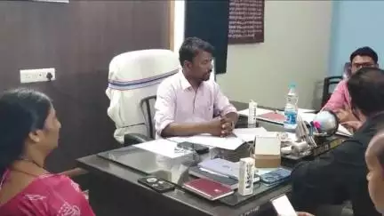 पीरटांड: पीरटांड़ प्रखंड मुख्यालय में परिवार कल्याण दिवस सह सास-बहू-पति सम्मेलन की तैयारी को लेकर बैठक आयोजित