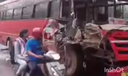 मालवण: चौके धामापूर मार्गावर नारायणवाडी येथे एसटी बस आणि डंपर यांच्यात अपघात : चालक आणि प्रवासी बचावले -बसचे मोठे नुकसान