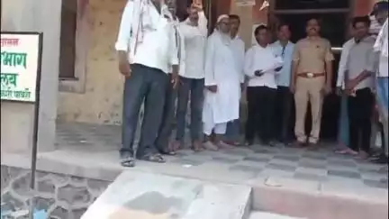 पाथ्री: पीकविम्याच्या मागणीसाठी भाकप-किसान सभाचे पाथरी कृषी अधिकारी कार्यालयास टाळा ठोको आंदोलन #Jansamasya