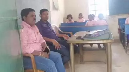 बंदगांव: बाईसाई गांव में मुखिया ने किया विद्यालय का निरीक्षण, एक शिक्षक के भरोसे पढ़ाई होने पर जताई चिंता