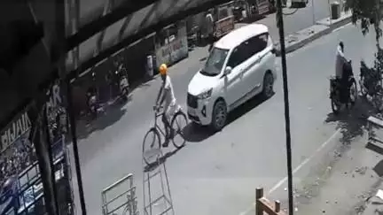 टांटोटी: 27 मील चौराहे के पास कार ने साइकिल सवार को मारी टक्कर, घायल को पहुँचाया अस्पताल, CCTV में कैद हुई घटना