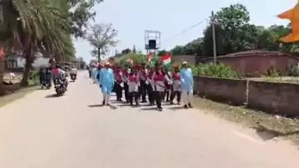 भरनो: भरनो में भाजपा कार्यकर्ताओं और बच्चों ने भारतीय सेना के सम्मान में निकाली तिरंगा यात्रा