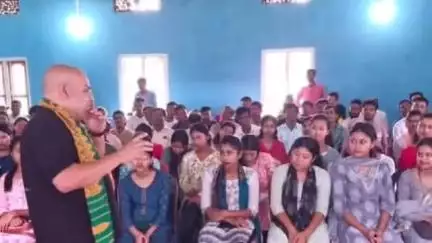 গোৰেশ্বৰ ভাগ: নাওকাটাত কেৰিয়াৰ কাউণ্সেলিং কাৰ্যসুচীত উপস্থিত থাকে ইউপিপিএল নেতা প্ৰদীপ কুমাৰ নাৰ্জাৰীয়ে