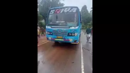 വെള്ളരിക്കുണ്ട്: ചുള്ളിക്കരയിൽ ഓടിക്കൊണ്ടിരുന്ന ബസിന് മുകളിൽ മരം പൊട്ടി വീണു, ഡ്രൈവർക്ക് പരിക്ക്