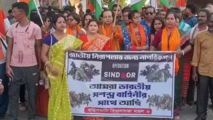 হরিণঘাটা: পহেলগাঁও জঙ্গি হানায় নিহতদের প্রতি শ্রদ্ধা ও তাদের পরিবারের প্রতি সমবেদনা জ্ঞাপন বিজেপির মিছিলে হরিণঘাটার বিধায়ক