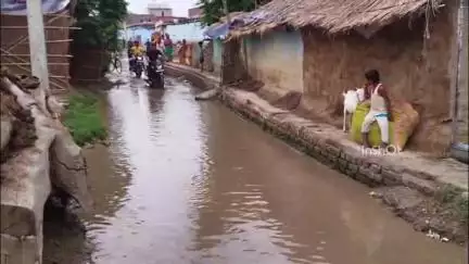 घोड़ासहन: श्रीपुर पंचायत में सड़क पर जल जमाव से ग्रामीण परेशान, किया प्रदर्शन #jansamasya